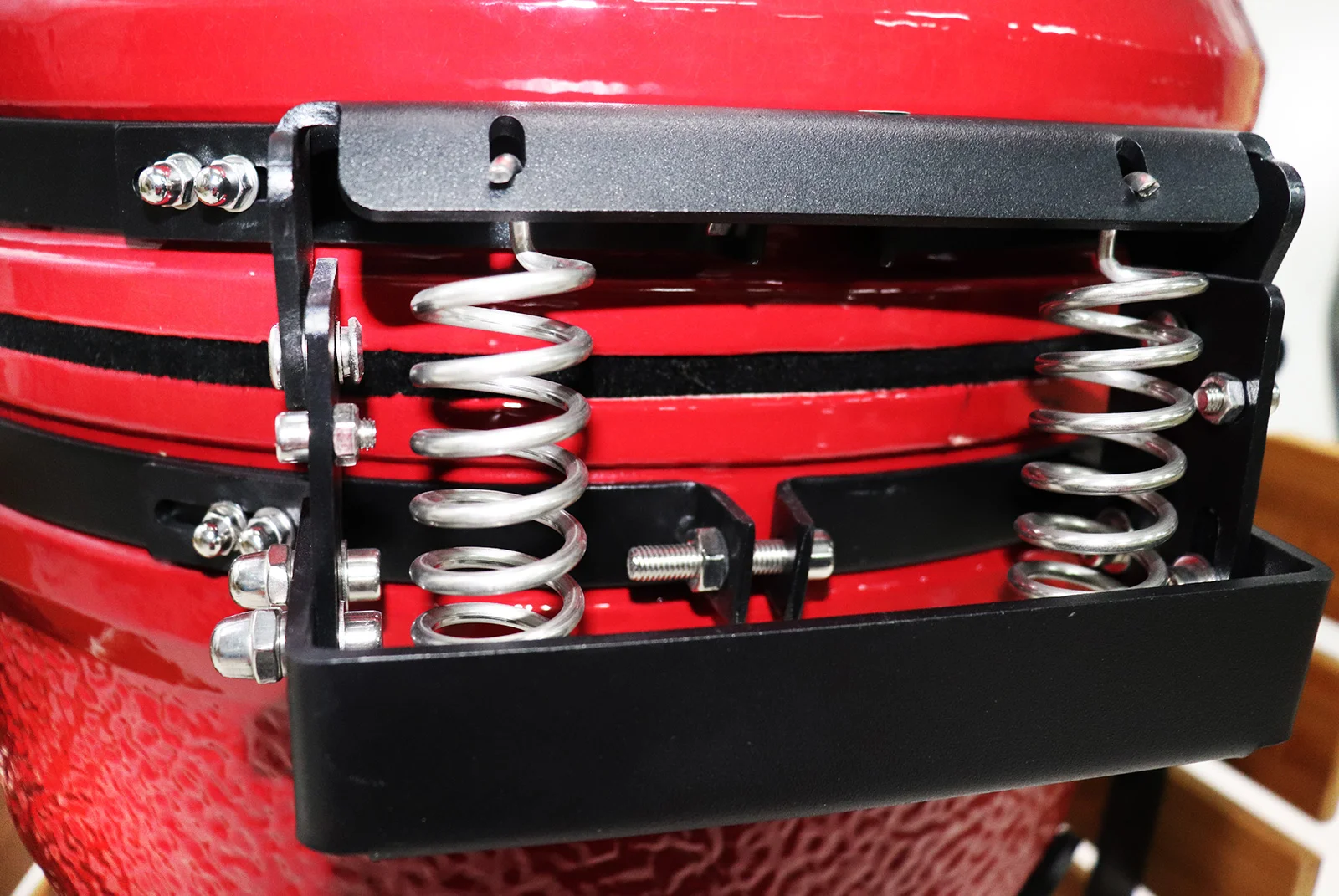  Керамический гриль-барбекю 22 дюйма (красный) (56 см) по низким ценам в Томске и Северске