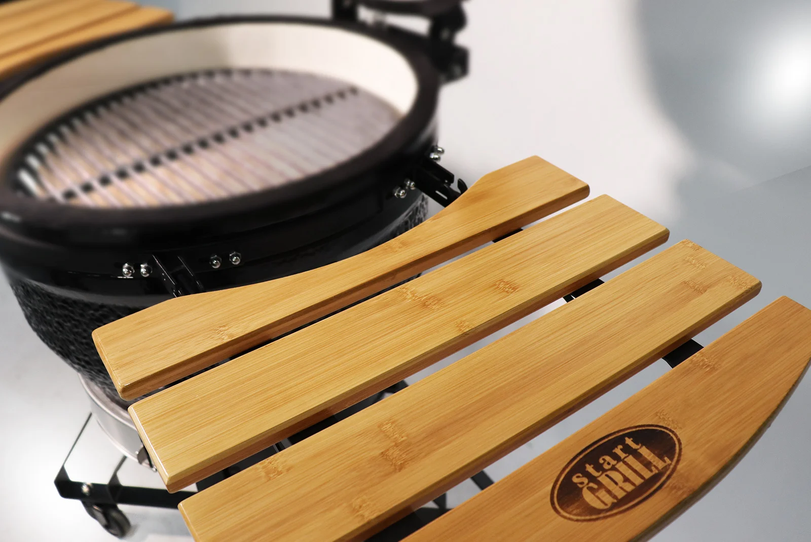  Керамический гриль-барбекю 22 дюйма (черный) (56 см) по низким ценам в Томске и Северске