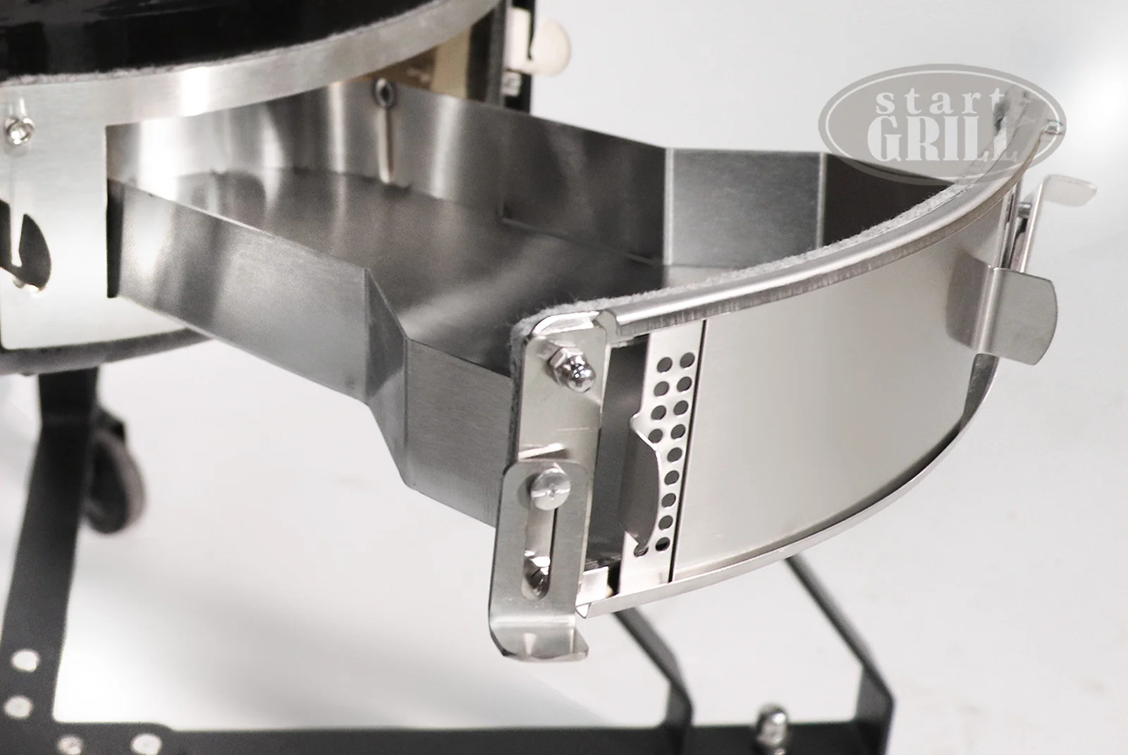  Керамический гриль-барбекю 22 дюйма (черный) (56 см) по низким ценам в Томске и Северске