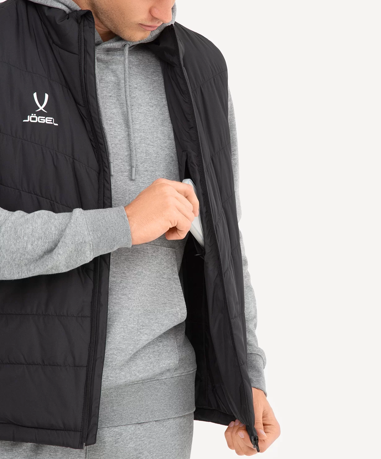 Фото Жилет утепленный ESSENTIAL Padded Vest 2.0, черный со склада магазина СпортСЕ